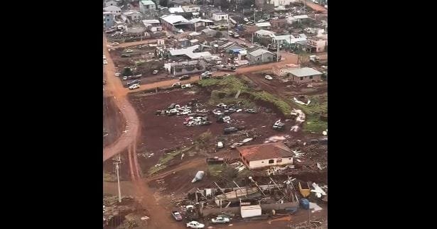 Um sobrevoo pelo rastro do tornado que destruiu Rio Bonito
