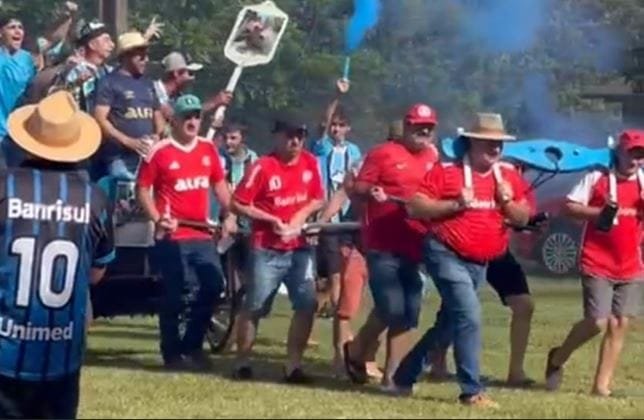 Colorados puxam carroça com gremistas no PY depois do Grêmio ficar à frente no Brasileirão