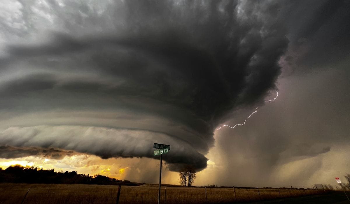Ciclone avança e SC suspendeu aulas