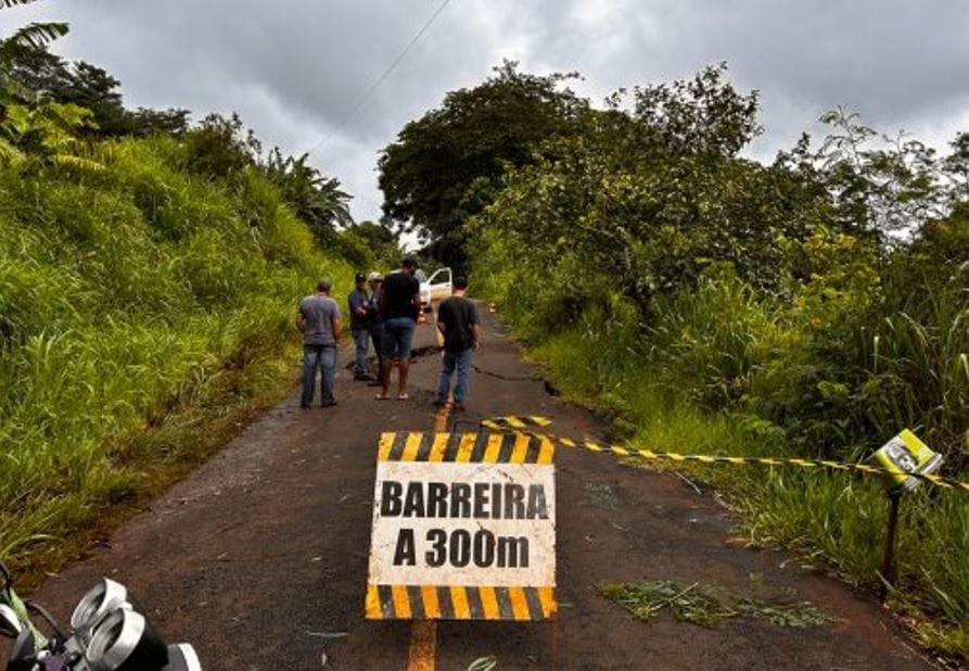 Asfalto não suporta chuva pesada e cede no Morro 7 Pecados em Santa Helena