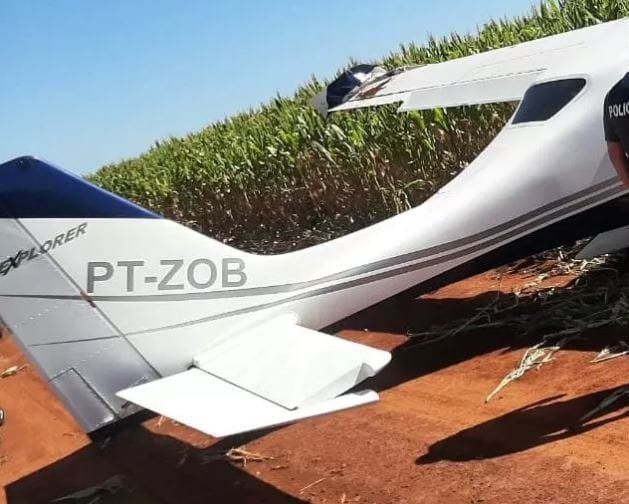 Piloto que fez pouso forçado em Santa Rita, PY, foi socorrido por outra aeronave, mas antes ateou fogo no avião estragado