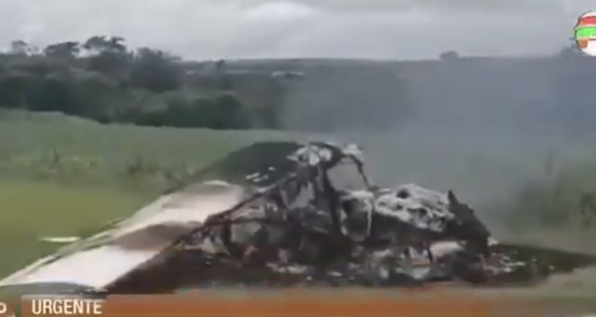 Avião de pequeno porte caiu hoje em Santa Rita, PY. Aparentemente é pouso forçado e aeronave incendiada em solo