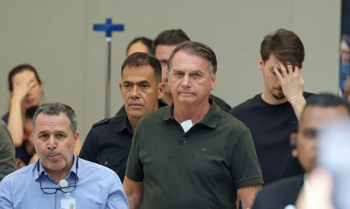 Bolsonaro vai ao hospital para cirurgia de hérnia no Natal