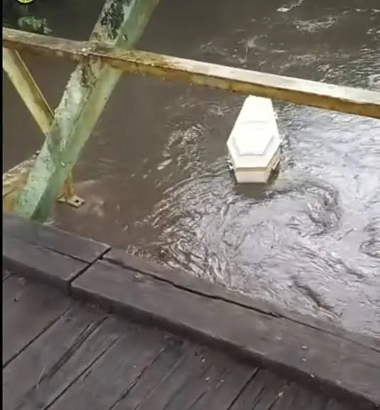 Caixão é visto boiando em arroio após forte chuva (vídeo)