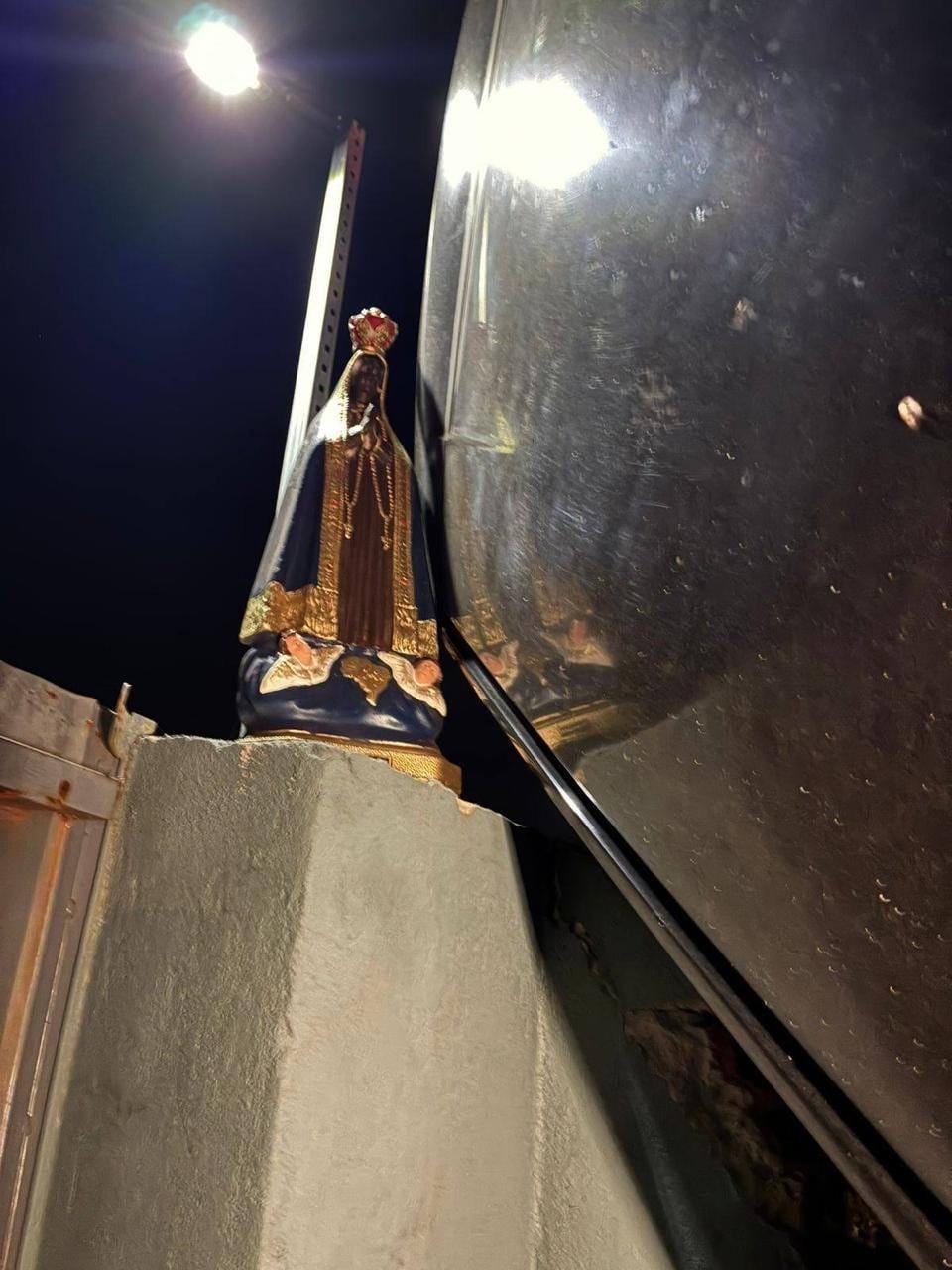 Carro de vereadora capota e fica a milímetros de imagem de N.S. Aparecida: “Fui protegida por Ela”