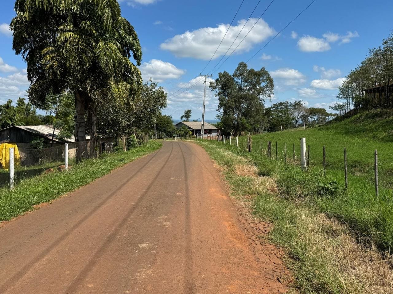 Morador impede remoção de postes de energia da obra do asfalto São Roque a Ramilândia