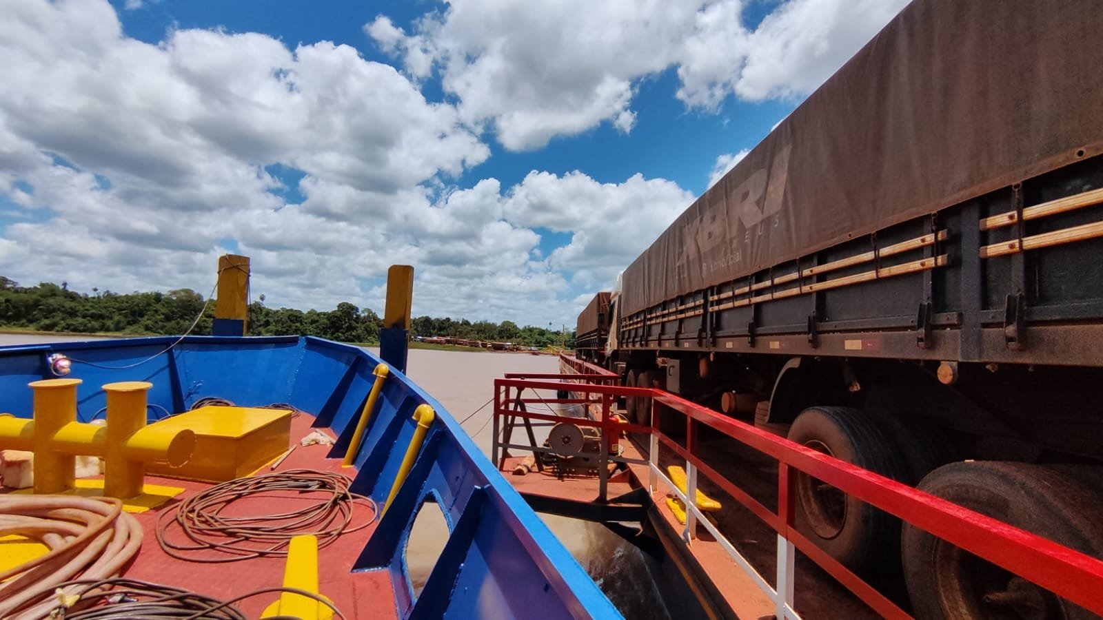 Atenção para os últimos horários das balsas nesta véspera de Natal entre o Paraguai e o Brasil