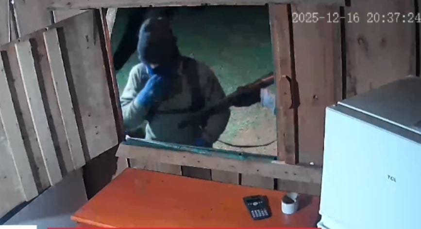 Tudo filmado: Bandidos rendem mulher em pequena mercearia no PY em frente a SH