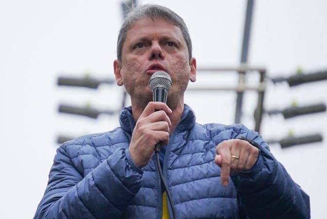 Tarcísio começa ano focado em reeleição, mas aliados ainda acreditam em recuo de Flávio