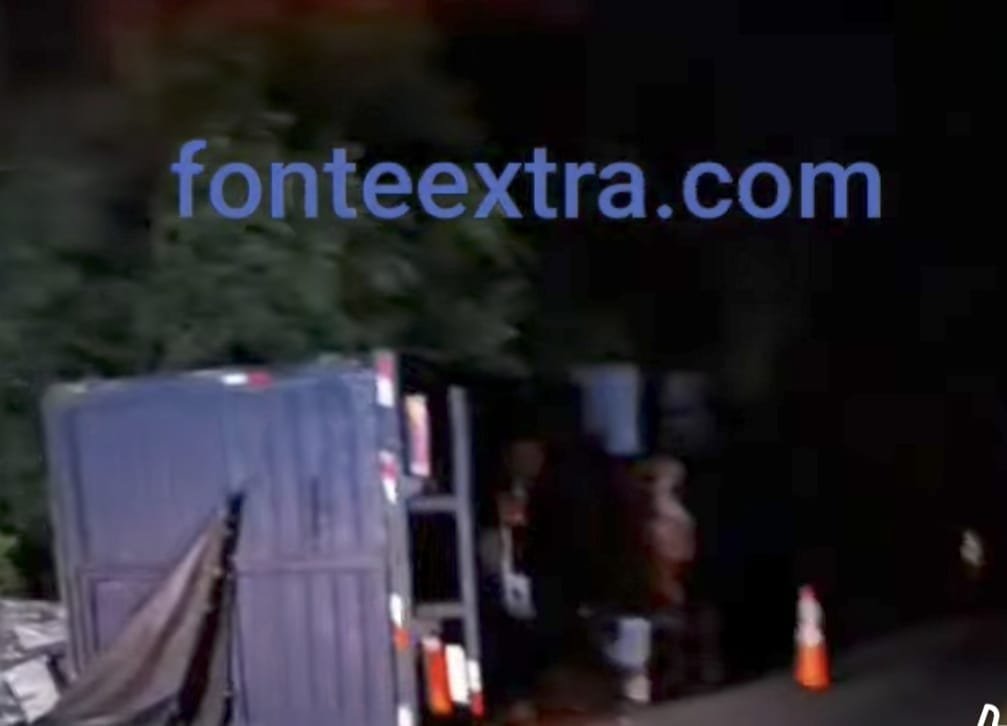 Motorista com caminhão paraguaio morre depois de tombamento entre Missal e SH (vídeo)