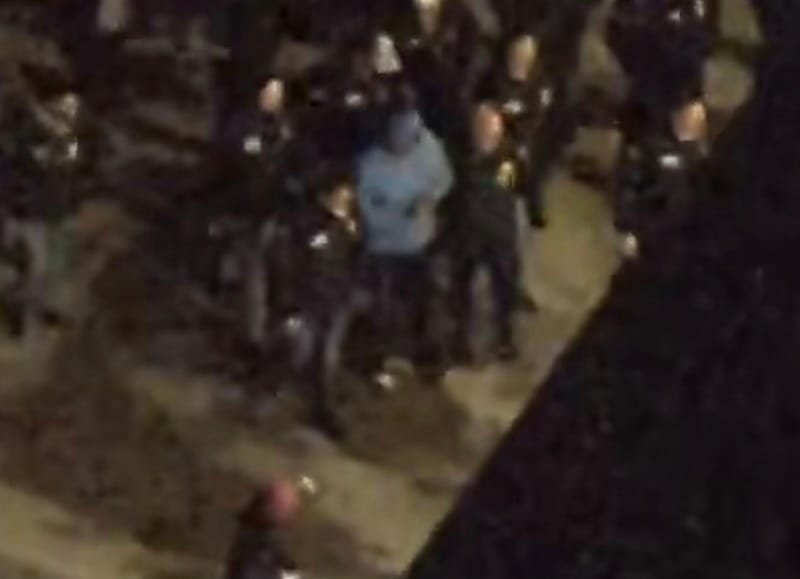 Ex-tirano chega a Nova York algemado e pés acorrentados para aguardar julgamento