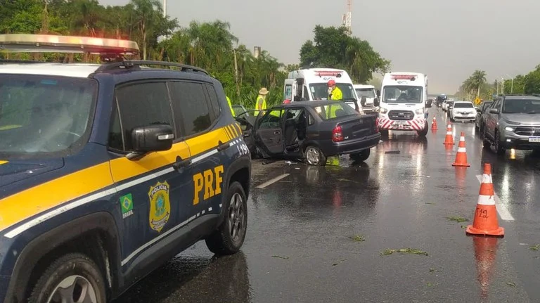 8 mil tinham bebido, batidas frontais e carros a quase180km/h: Carnaval tem 14 mortes nas BRs do PR