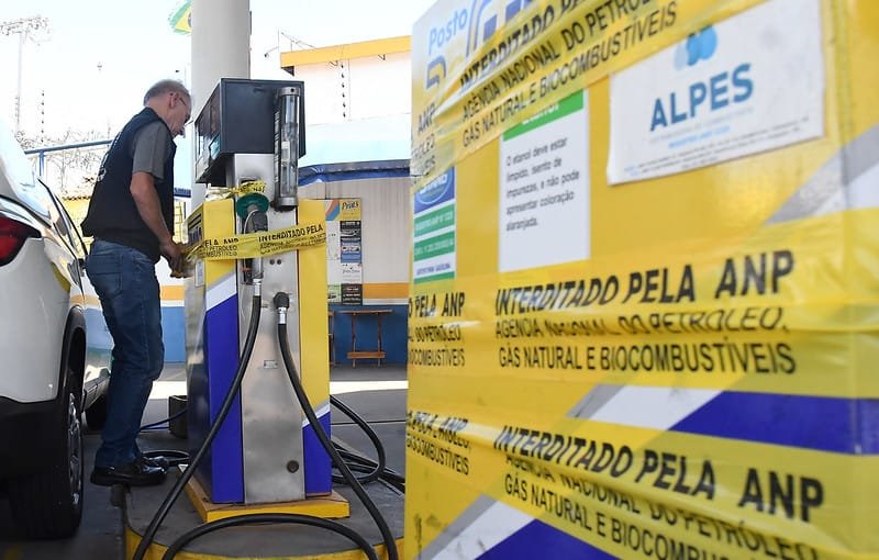 Consumidor pode estar sendo prejudicado de várias maneiras ao abastecer. Assista a um vídeo que causa indignação