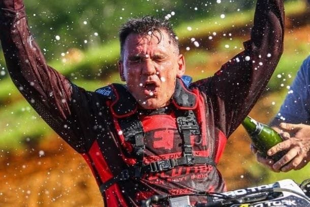 Velório e sepultamento de Chumbinho comovem legião de fãs. Veja vídeo de mensagem do piloto