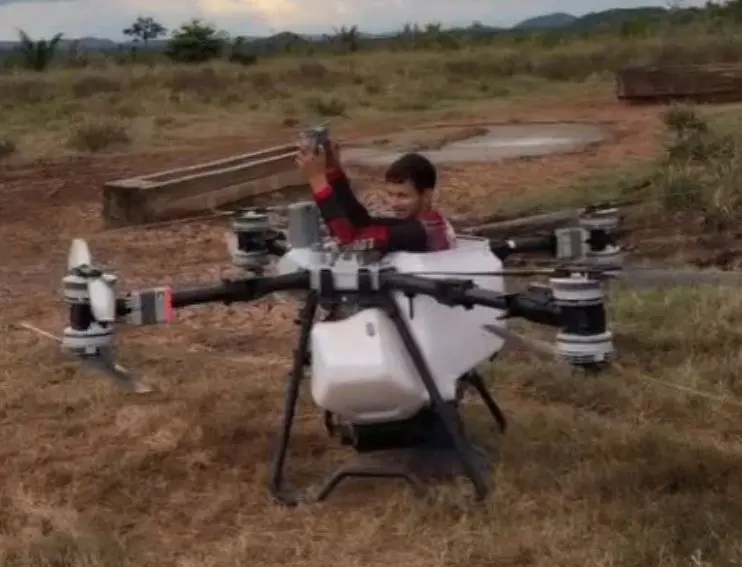Rapaz “viaja” de drone agrícola e vídeo viraliza no primeiro dia de fevereiro (assista)