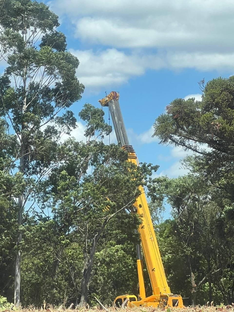 Exclusivo: Retroescavadeira da prefeitura de Itaipulândia “naufraga” em área suspeita de ser reserva. Tiveram que acionar guindaste gigante