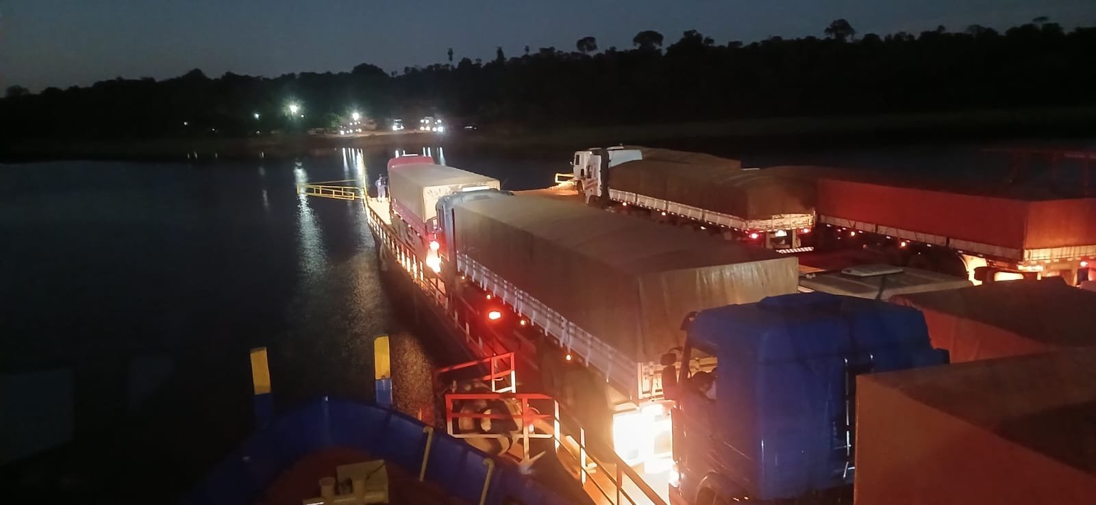 Balsa Nuestra Señora Stella Maris em belas imagens de navegação noturna no Lago de Itaipu (vídeo)