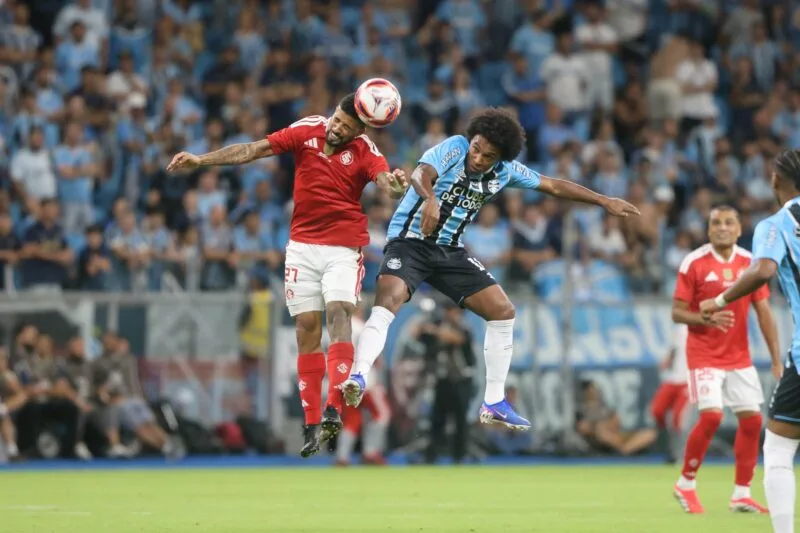 Expulsão cedo condiciona clássico na Arena e Grêmio vence o Inter por 3 a 0 no jogo de ida da final