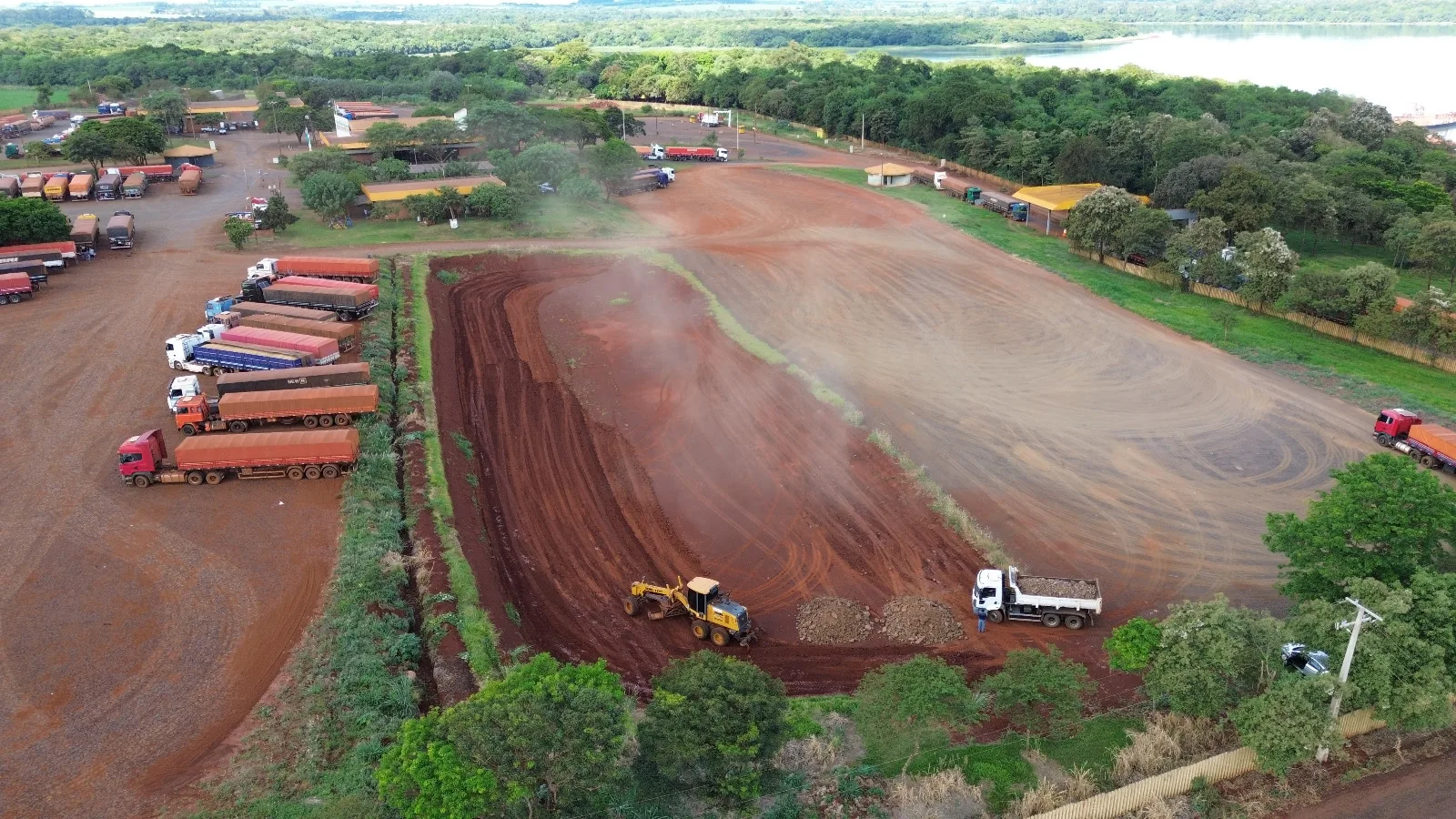 Porto de Santa Helena volta a ter movimento intenso. Prefeitura ampliou estacionamento de caminhões (vídeo)