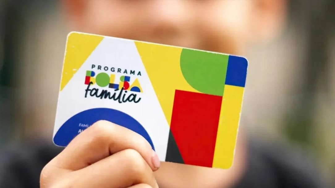 Número de famílias no Bolsa Família cresceu 420%, e a pobreza continua