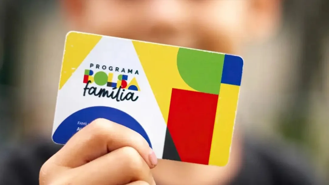 Número de famílias no Bolsa Família cresceu 420%, e a pobreza continua