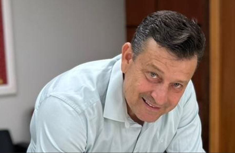 Com aparência descansada, Dinho reassume com vontade para retomar comando da prefeitura de Santa Helena