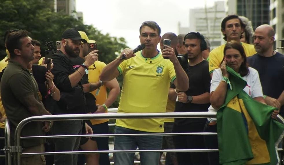 ‘Aprendi honestidade em casa: sou filho do Bolsonaro, não do Lula’, afirma Flávio