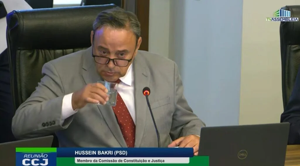 Líder do Governo Ratinho passa mal durante leitura na ALEP (vídeo)