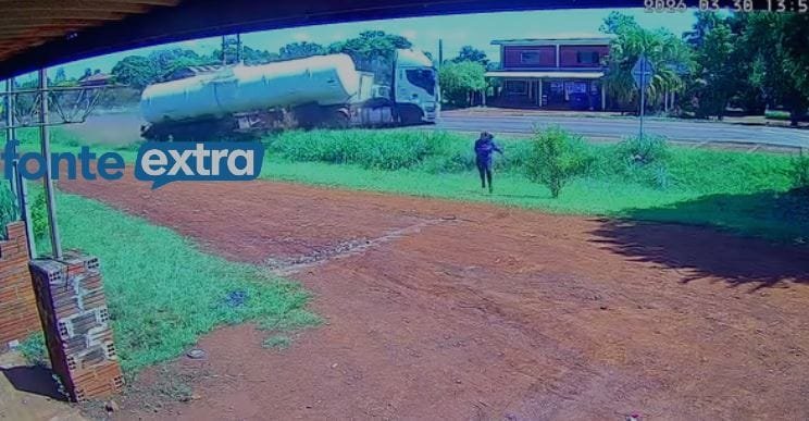 Caminhão desgovernado atinge carro e quase pega mulher na beira de rodovia no Paraguai (vídeo)