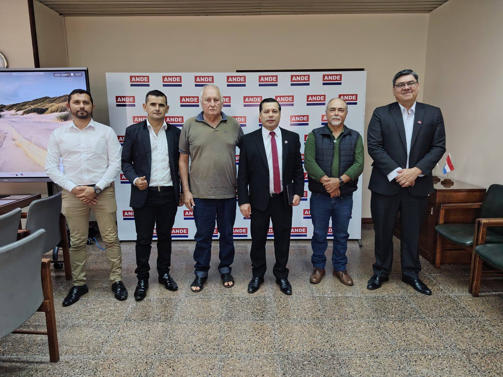 Em Assunção, lideranças buscam melhorias na energia para Mbaracayú, município a que pertence Porto Índio no PY