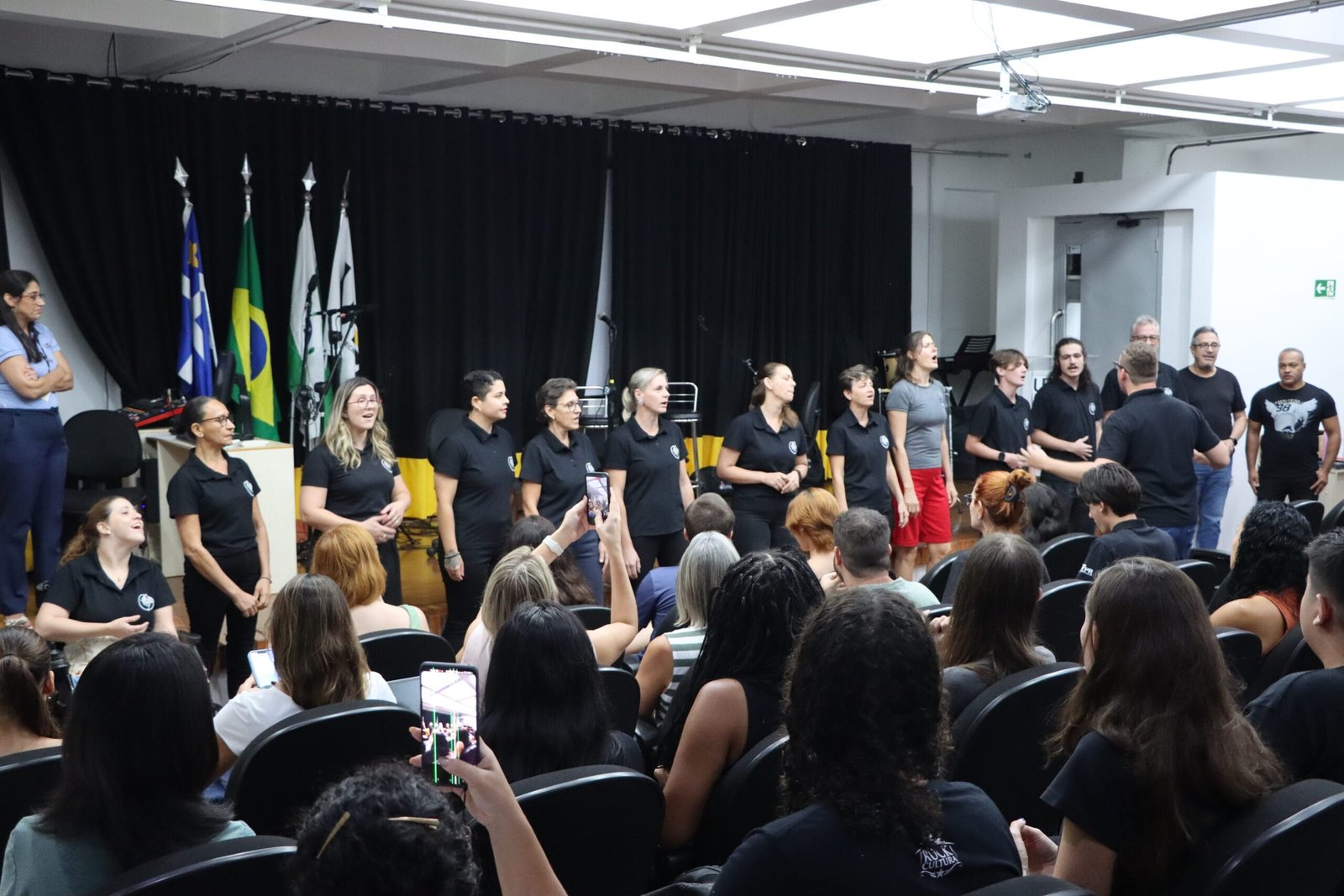 UTFPR Santa Helena recepciona novos alunos com participação de Coral da instituição e Banda Dimanera