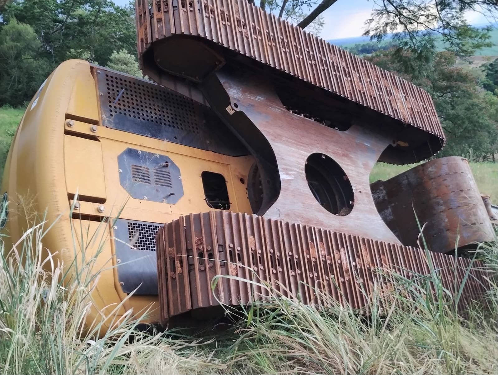 Reportagem no local onde pantaneira caiu de caminhão em São Roque da Serra