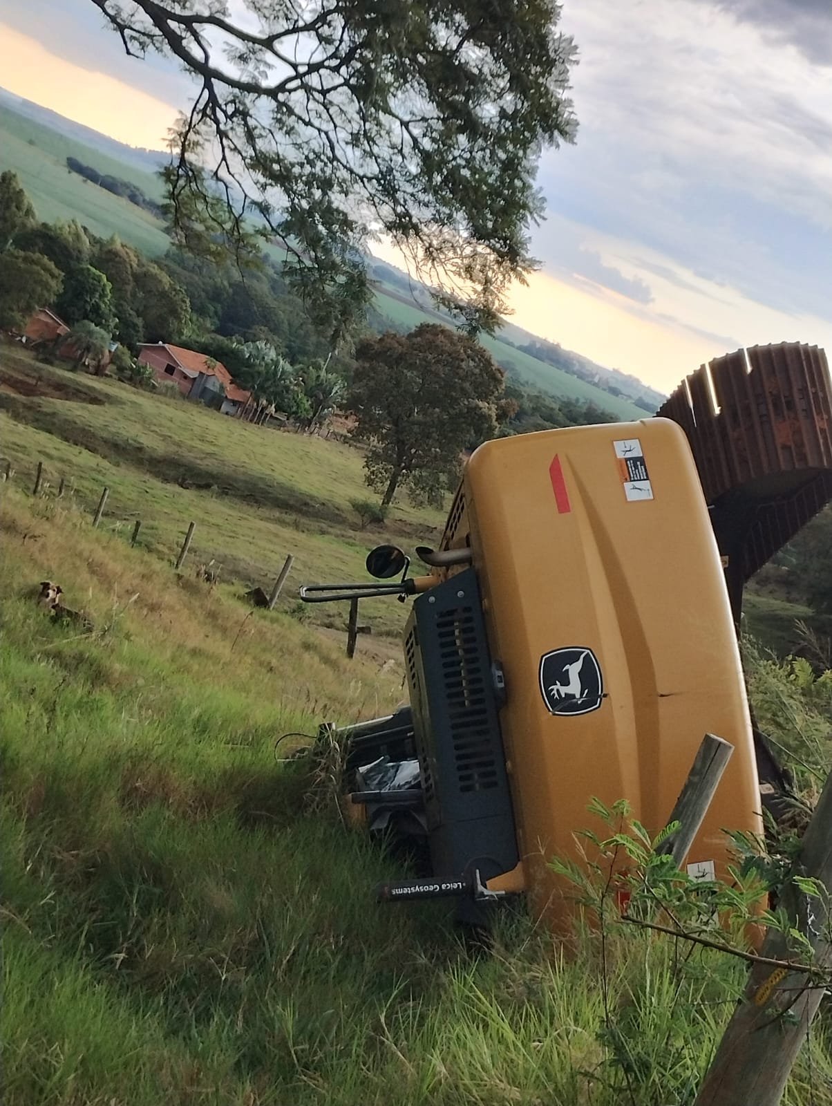 Pantaneira cai de caminhão na obra parada do asfalto a Ramilândia