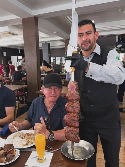 Depois de show em Mercedes, Amado Batista vai a Salto e churrasqueia na Veneza do Queen Anne