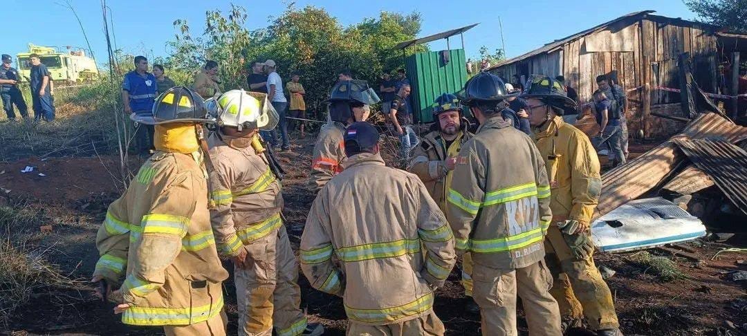 Avião da Prosegur cai neste sábado sobre casa na em Minga Guazu, PY. Piloto faleceu no local. Sobrevivente falou logo depois (vídeos)