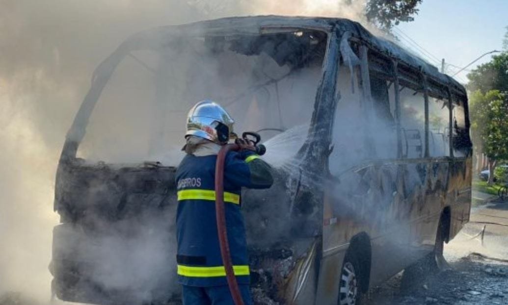 Fogo destrói completamente ônibus escolar depois de provável pane elétrica nesta manhã em SH (vídeo)