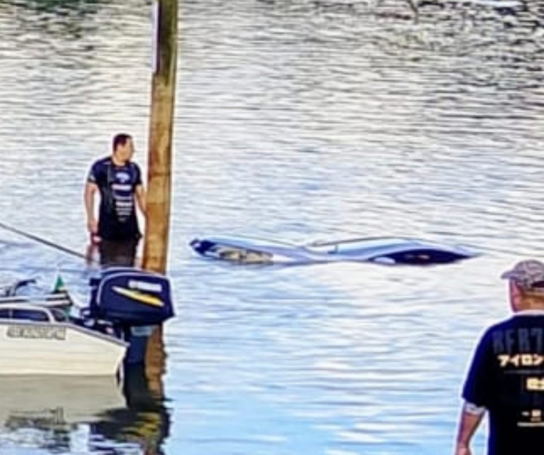 Foi botar o barco na água e o carro foi junto na praia de SH