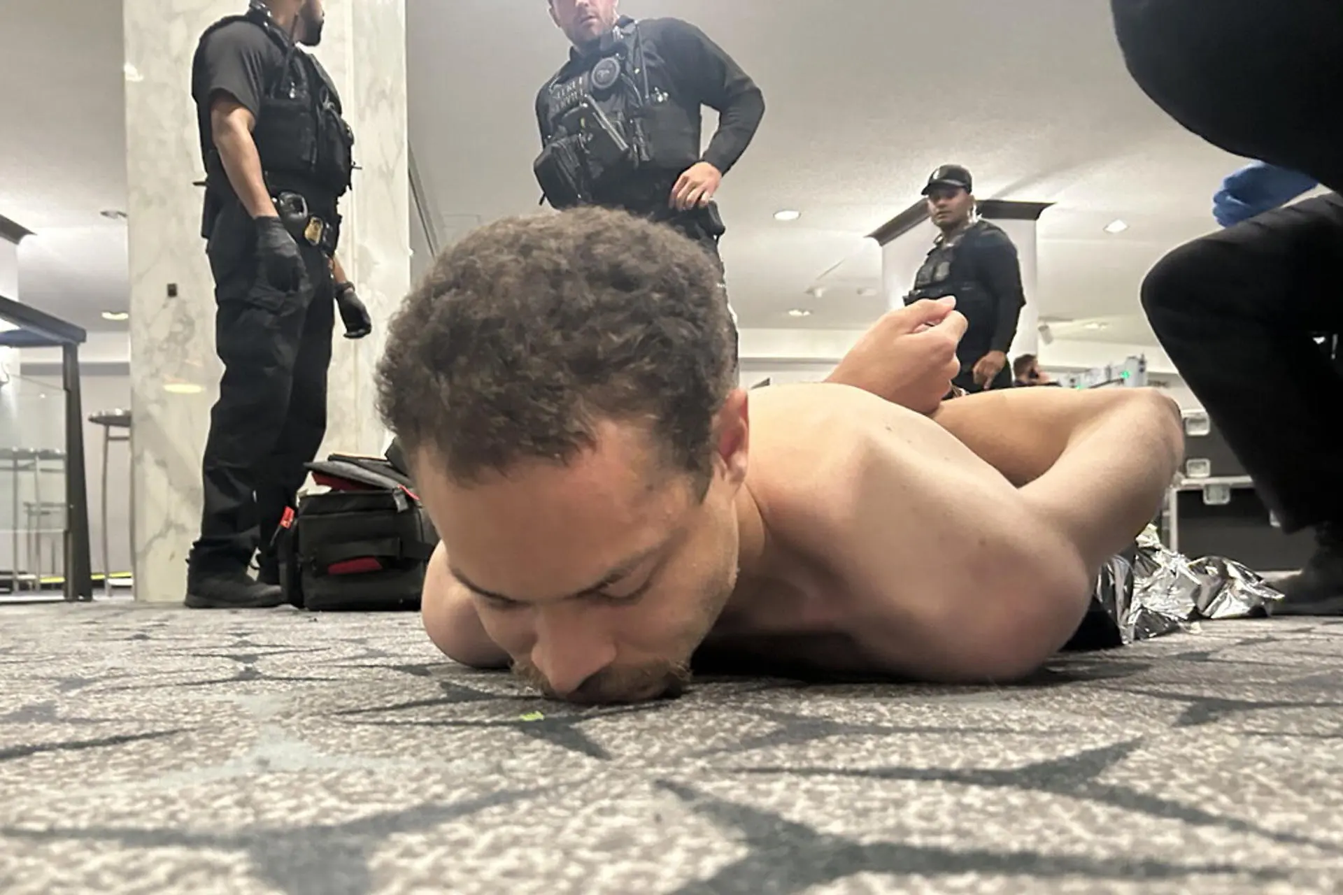 Trump é retirado às pressas de jantar após atirador abrir fogo contra segurança: ‘É um lobo solitário maluco’ (assista dois vídeos)