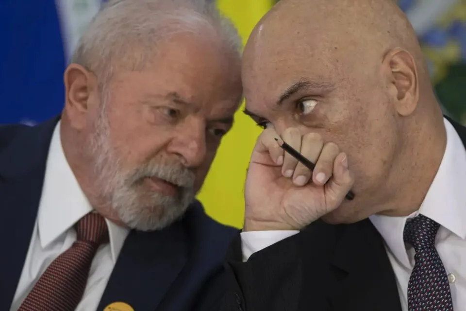 Conselhos de Lula para Moraes se blindar expõe colapso da separação dos poderes