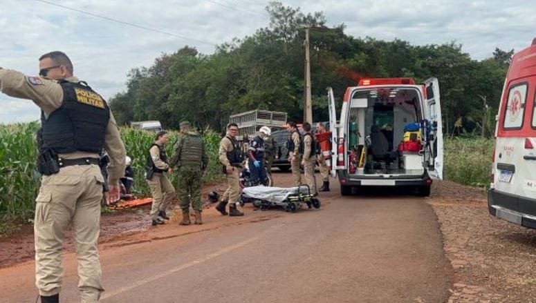 Policial militar sofre fratura exposta ao colidir moto com caminhão em SH