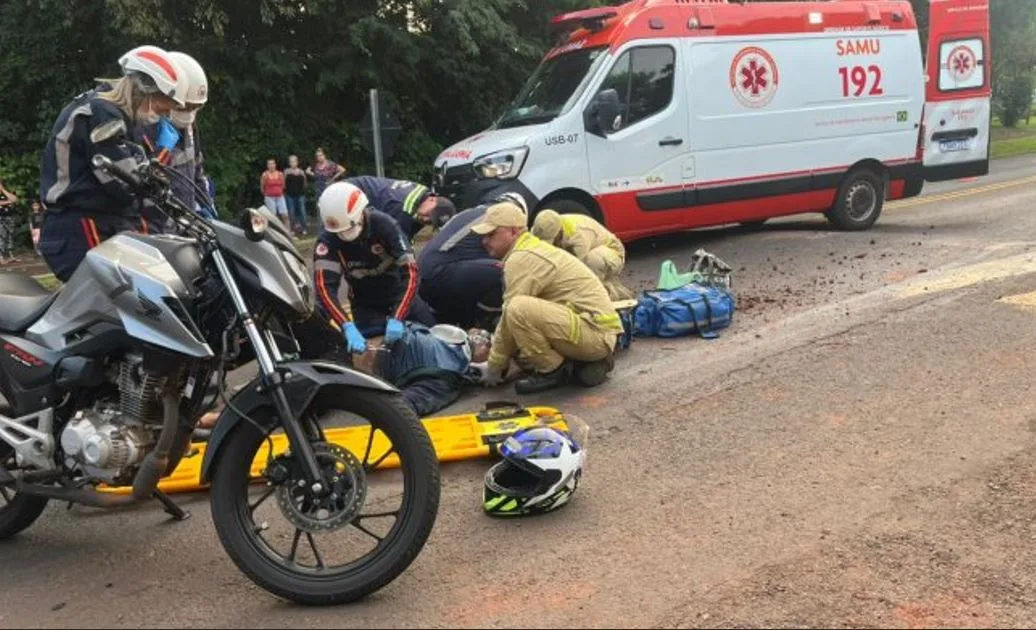 Casal com motocicleta sofre acidente grave em colisão contra caminhão em Santa Helena (vídeo)