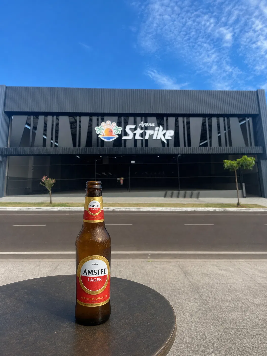 Até 11h da noite deste domingo tem promoção de cervejas garrafa por 10 reais no Arena