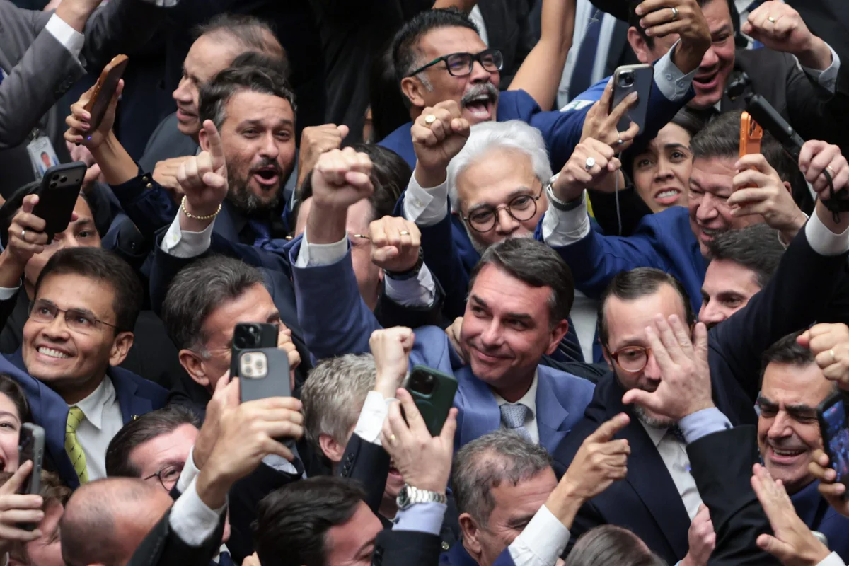 Mais uma derrota de lavada! Congresso derruba veto de Lula à dosimetria e beneficia Bolsonaro