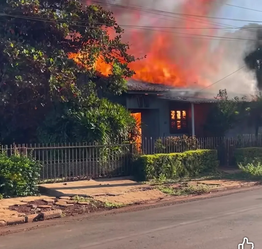 (Vídeo) Casa pega fogo no centro de Missal. (Atualizada)