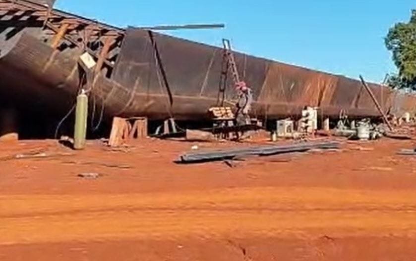 Balsa da Navegação P. Índio, em construção, suplantará a maior que já faz a travessia PY/BR