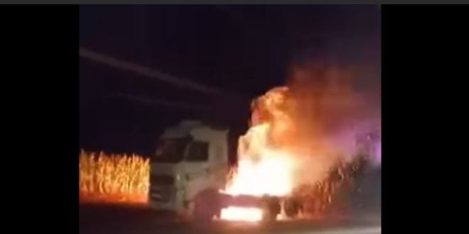 Ação rápida dos Bombeiros evita destruição total de carreta na PR-488, em Santa Helena