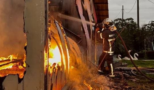 Casa é destruída no interior de Santa Helena e proprietário alega problemas com energia