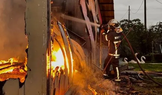Casa é destruída no interior de Santa Helena e proprietário alega problemas com energia