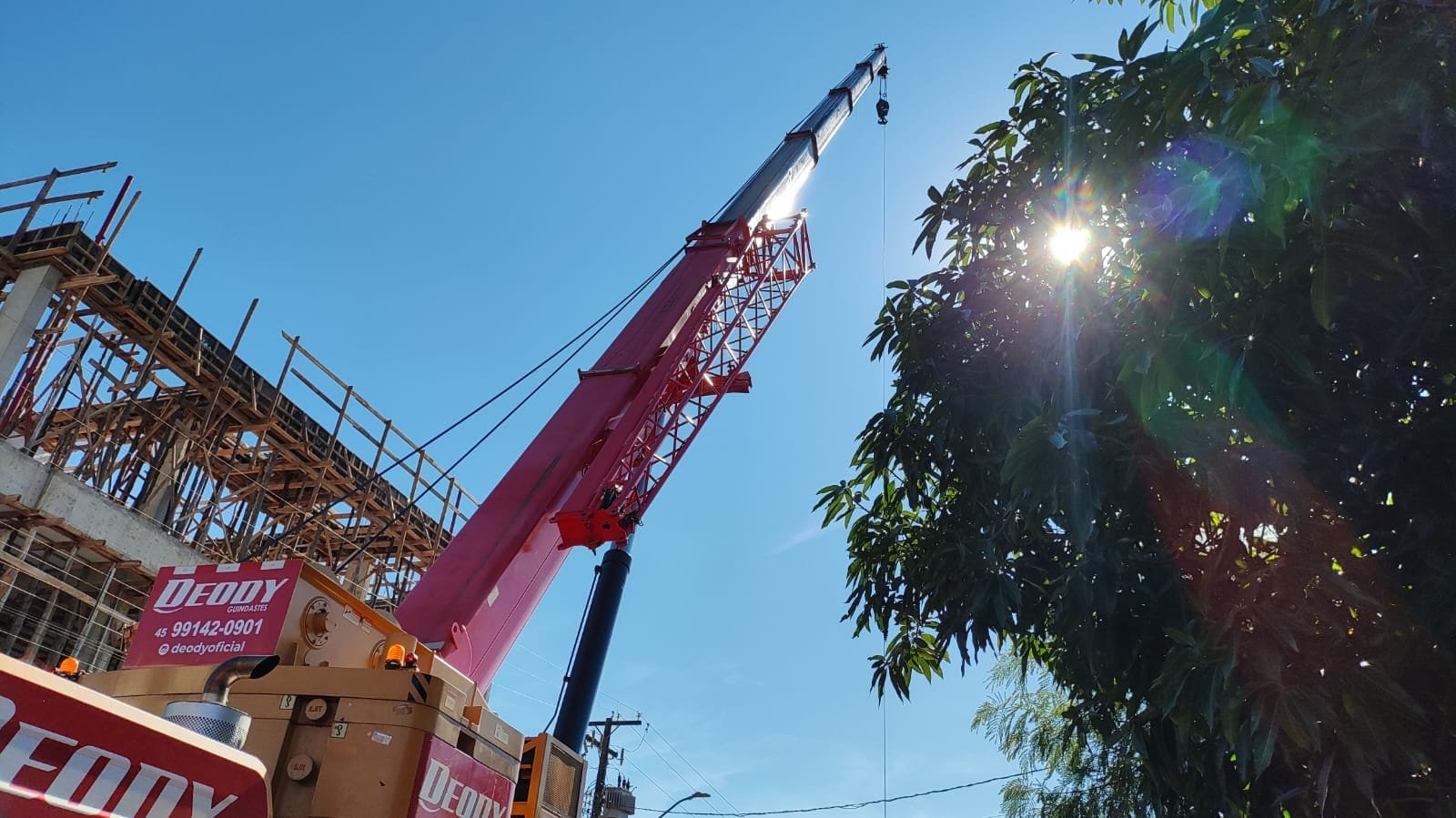 Içamento de alta complexidade mobiliza guindaste gigante em Santa Helena (vídeo)