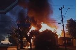 Incêndio destrói residência e mobiliza equipes de resgate